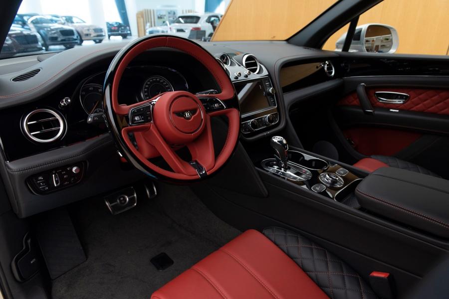 Интерьер Bentley Bentayga V8 2020 года  (UAE) (фото 8 из 10)